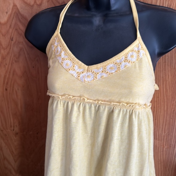 Yellow Volcom Tie neck halter top. V neck. Cute crochet floral pattern women’s m - Picture 2 of 3